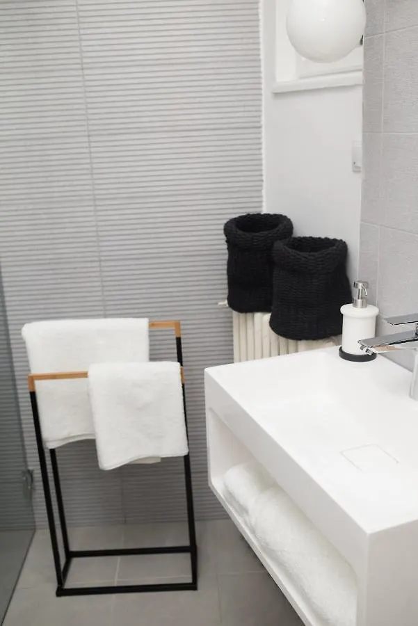 Explore The City From Its Center In A Chic Balcony Apartment Bucarest