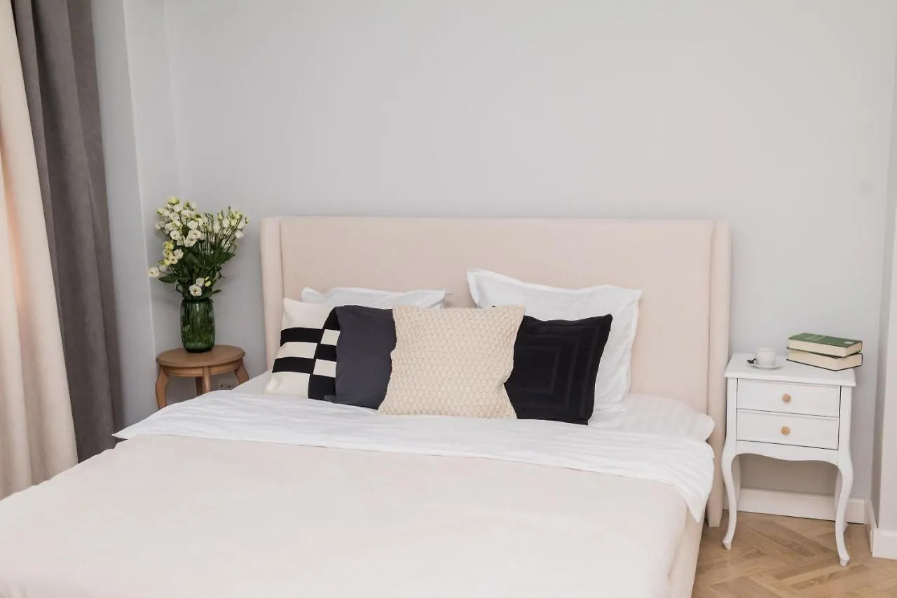 Explore The City From Its Center In A Chic Balcony Apartment Bucarest 0*,  Rumanía