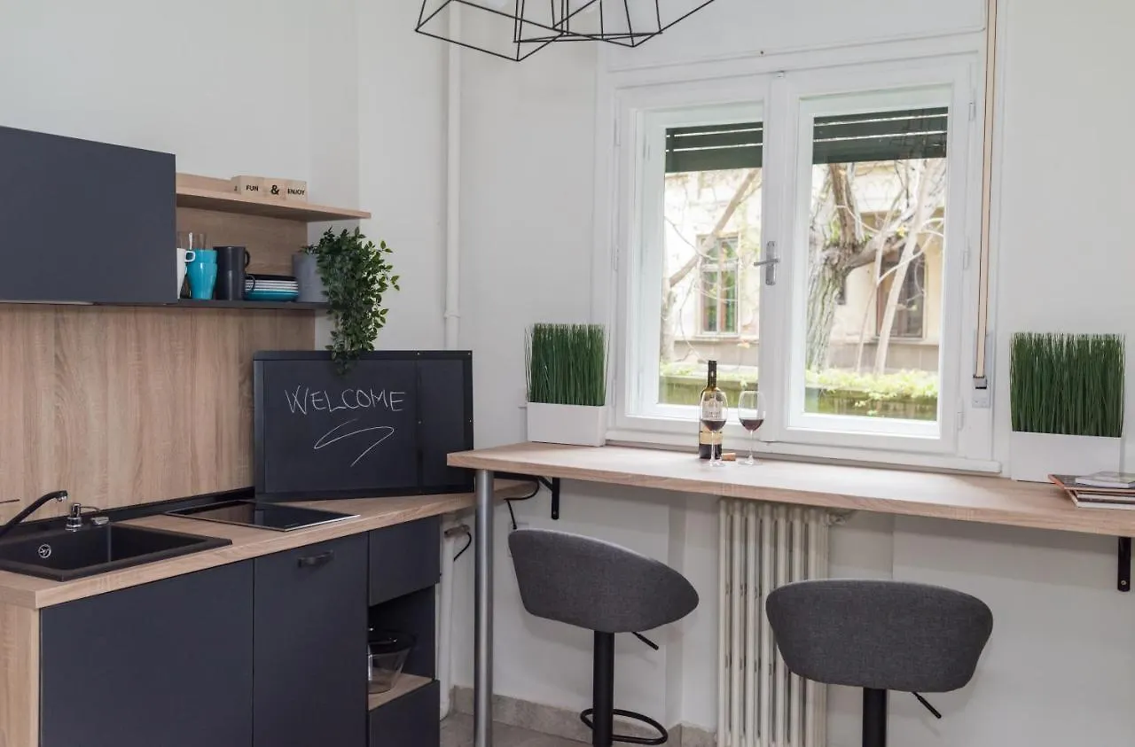 Explore The City From Its Center In A Chic Balcony Apartment Bucarest Rumanía