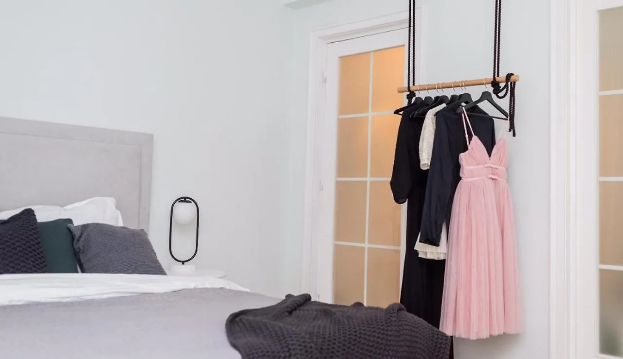 Explore The City From Its Center In A Chic Balcony Apartment Bucarest